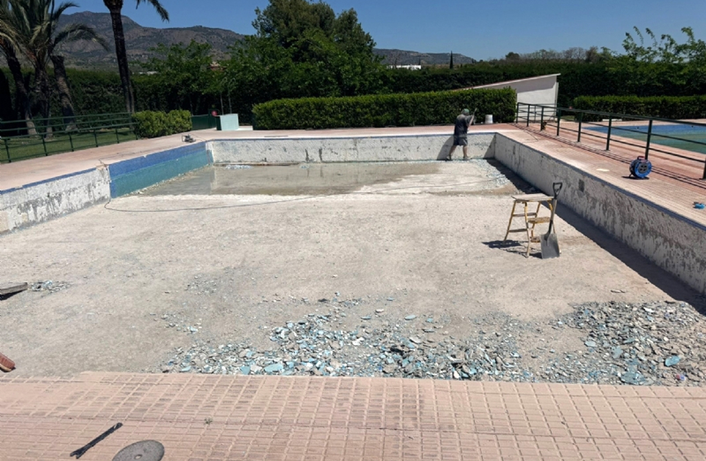 Comienzan los trabajos de sustituci�n del revestimiento de la piscina peque�a del Polideportivo Municipal